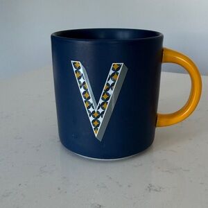 Monogram mug “V”